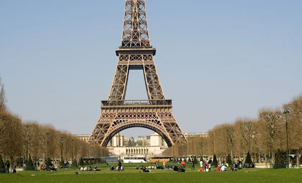 Warm spring day in Paris — Stock Photo, Image