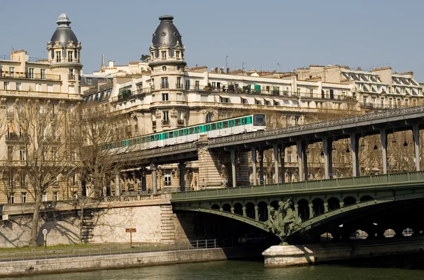 Parisian metro train on the Bir-Hakeim bridge over the Seine (line 6) — Stock Photo, Image