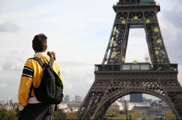 Turista tomando fotos de la Torre Eiffel — Foto de Stock