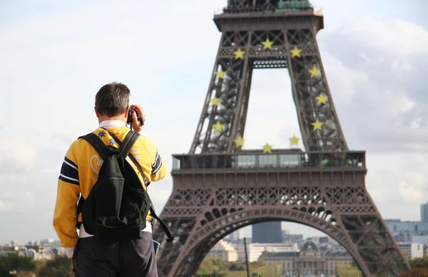 Turista tirando foto do reboque Eiffel — Fotografia de Stock