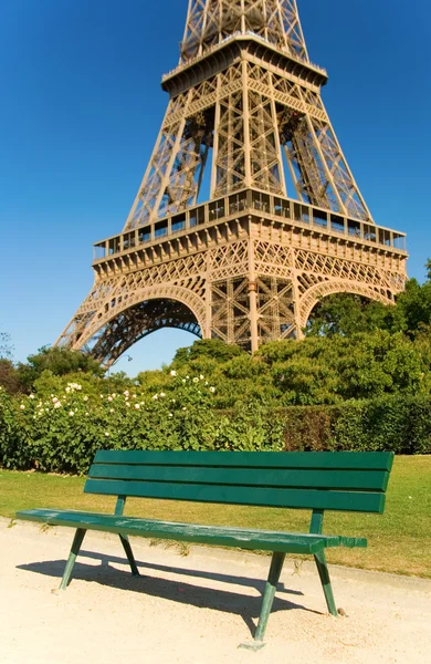 Bench near the Eiffel Tower — Stock Photo, Image