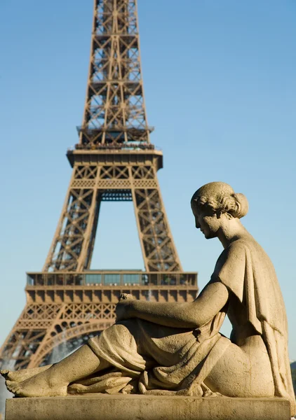 Kvinnestatue på Trocadero. – stockfoto
