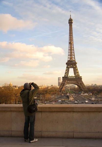 Turista tirar fotos da Torre Eiffel — Fotografia de Stock