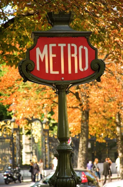 Знак парижского метро — стоковое фото