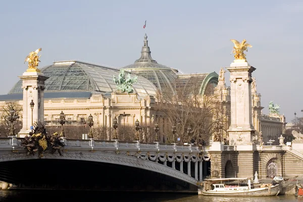 Pont Alexandre III e o Grand Palais — Fotografia de Stock