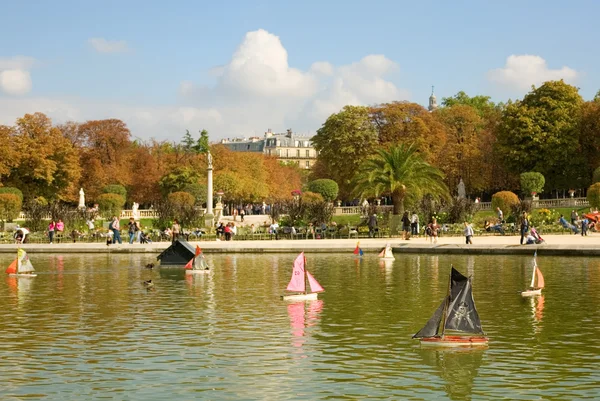 Spielzeugboote im luxemburgischen Garten — Stockfoto