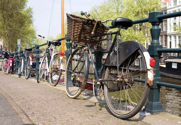 Bicicletas, símbolos de Amsterdam — Foto de Stock