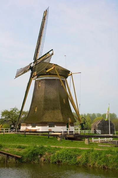 Pitoresca moinho de vento velho — Fotografia de Stock