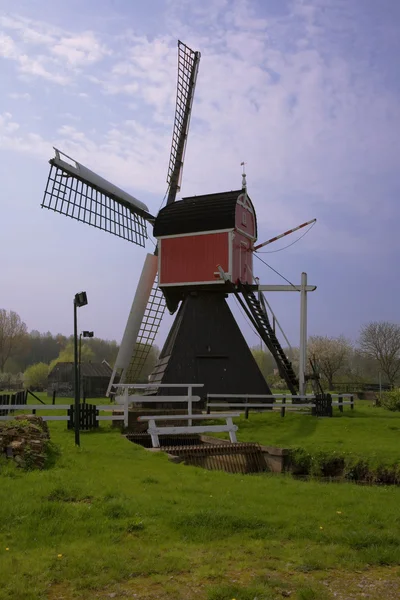 Malebný starý větrný mlýn, netherl — Stock fotografie
