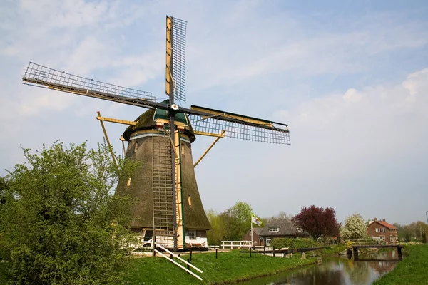 Ancien moulin à vent pittoresque — Photo