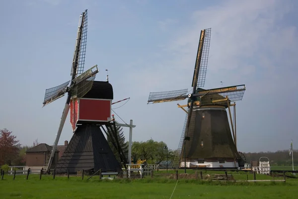 Dva malebné větrné mlýny — Stock fotografie
