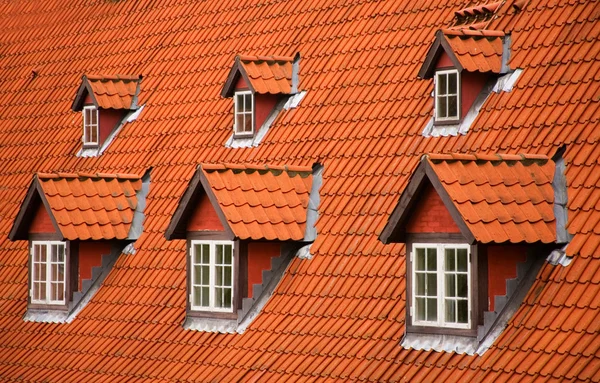 Telhado telha vermelha e garrets — Fotografia de Stock