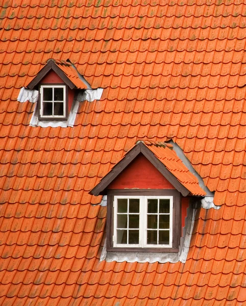 Rotes Ziegeldach und Dachböden — Stockfoto