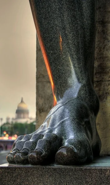 Нога гранитного теламона — стоковое фото