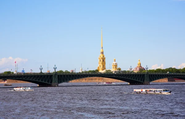 Экскурсии на лодке в Санкт-Петербурге — стоковое фото