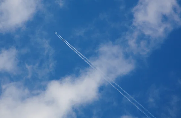 Blue sky and a plane with a contrail — Stock Photo, Image
