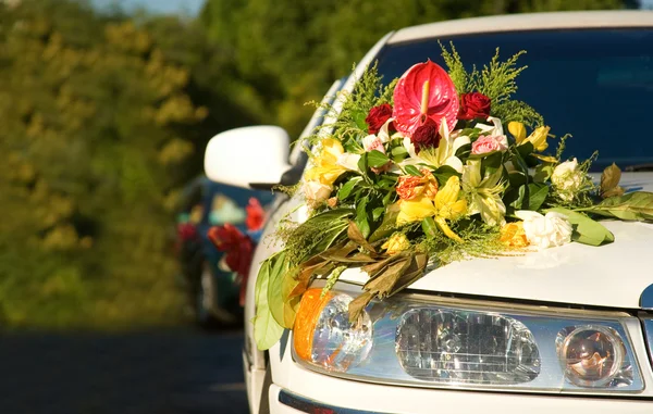 Прикраса автомобіля на весілля — стокове фото
