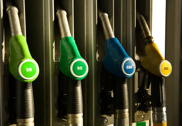 Различные типы топливораздаточных колонок — стоковое фото