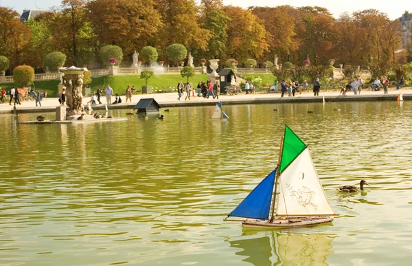 Barcos de juguete en el Jardín de Luxemburgo — Foto de Stock