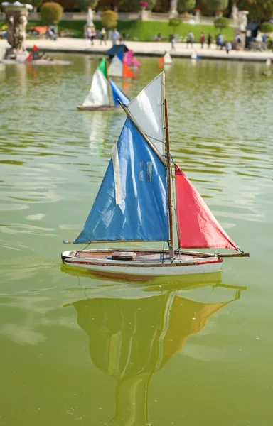 Toy boats in the Luxembourg Garden — Stock Photo, Image