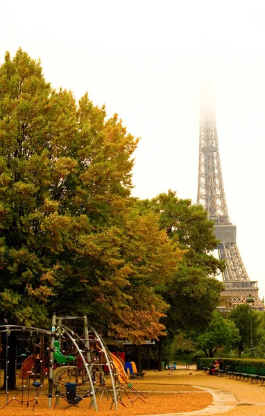 Дощовий осінньому дні в Парижі — стокове фото