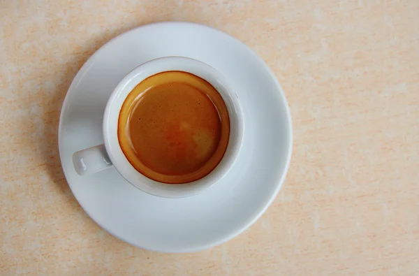 Espresso fresco in tazza bianca — Foto Stock