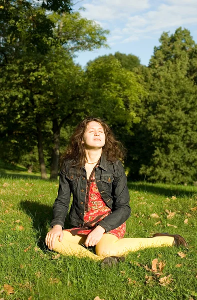 草の上に座っている美しい女性 — ストック写真