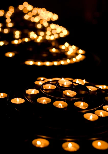 Molte candele accese in una chiesa — Foto Stock
