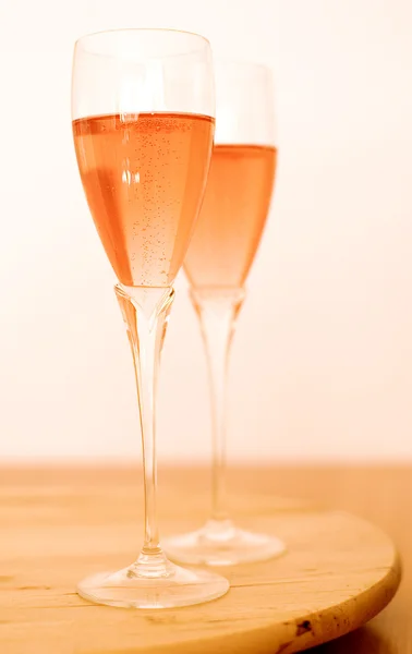 Dvě sklenice růžové šampaňské — Stock fotografie