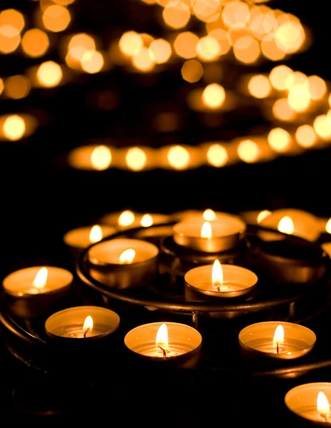 Muitas velas acesas em uma igreja — Fotografia de Stock