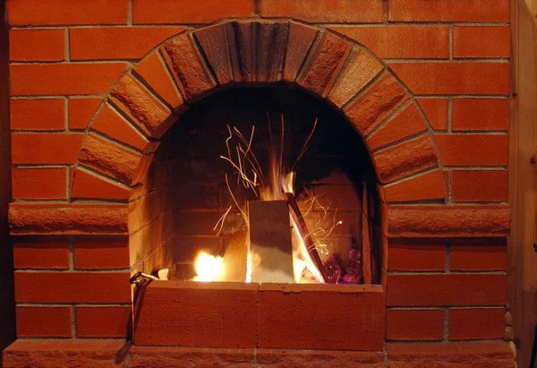 Yanan ateşi ile şömine — Stok fotoğraf