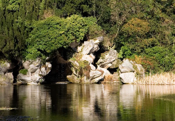 Bela gruta no parque Bagatel — Fotografia de Stock