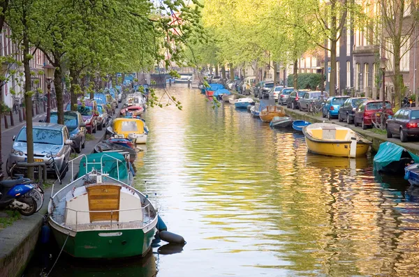 Kanalen i amsterdam — Stockfoto