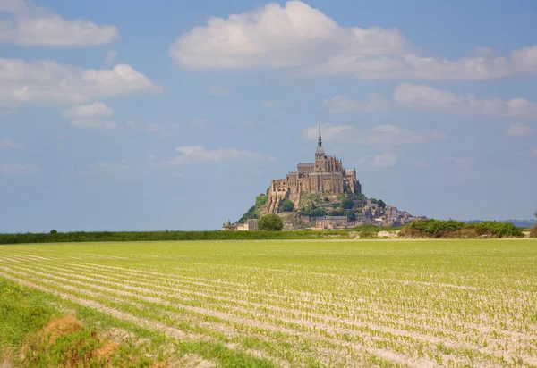 Campos cultivados e Mont Saint-Michel — Fotografia de Stock