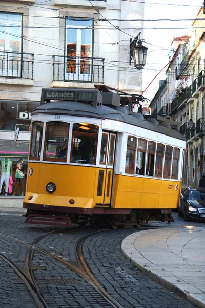 Oude ouderwetse gele tram in Lissabon — Stockfoto