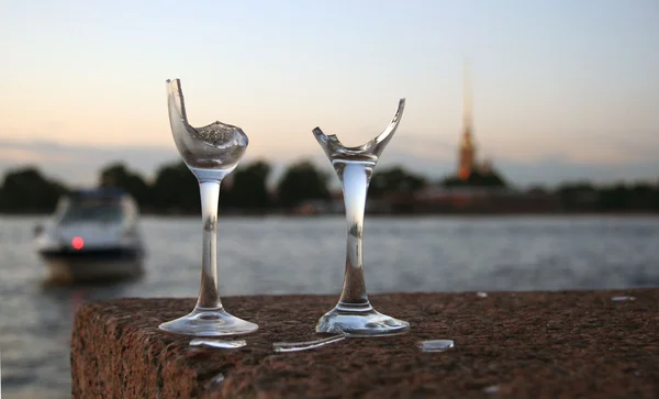 Dvě sklenice na víno, které byly rozděleny pro štěstí — Stock fotografie
