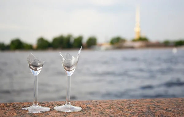 Dois copos de vinho quebrados para boa sorte — Fotografia de Stock