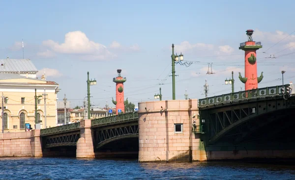 Palace bridge och rostralt kolumner — Stockfoto