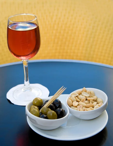 Kir cassis and nibbles — Stock Photo, Image