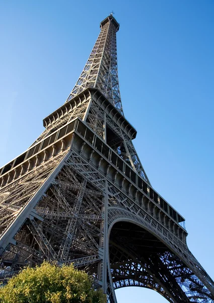 Széles szög kilátás nyílik az eiffel-torony — Stock Fotó