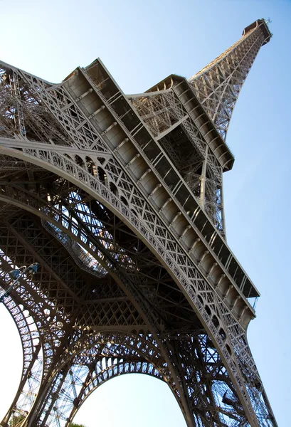 Amplia vista angular de la Torre Eiffel — Foto de Stock