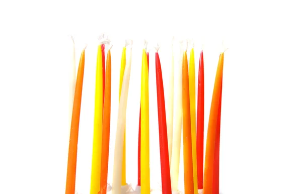 ホワイト上の多くの誕生日の蝋燭 — Stockfoto