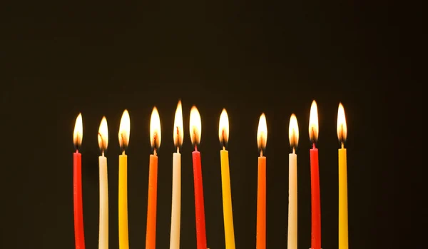 Velas de cumpleaños ardientes — Foto de Stock