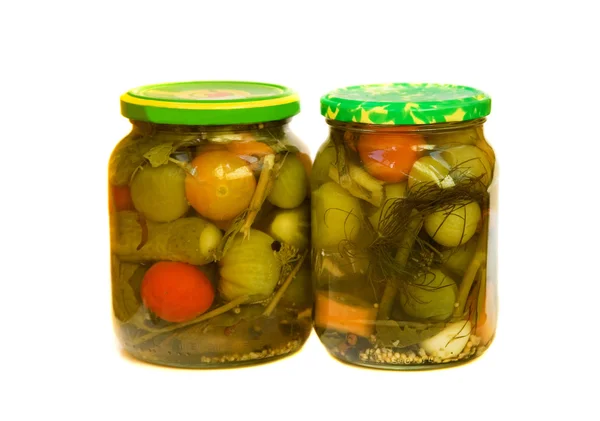Dois jarros de vidro com legumes em conserva — Fotografia de Stock