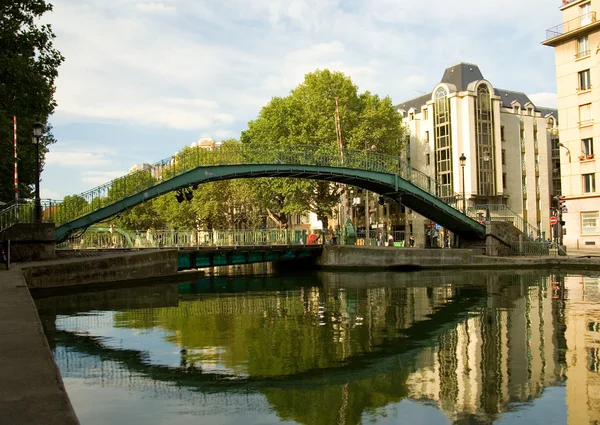 Pedestrian bridge on Saint-Martin canal — Stock Photo, Image
