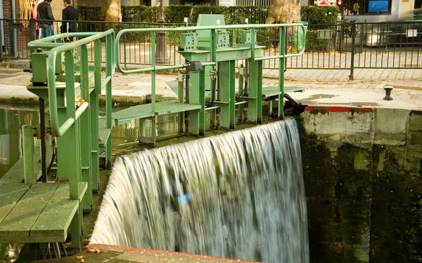 サン ・ マルタン運河の水ロック — ストック写真