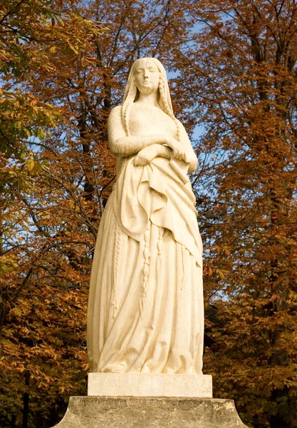 雕像的圣吉纳维芙，巴黎的守护神 — 图库照片