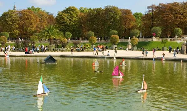 玩具船在卢森堡花园 — 图库照片