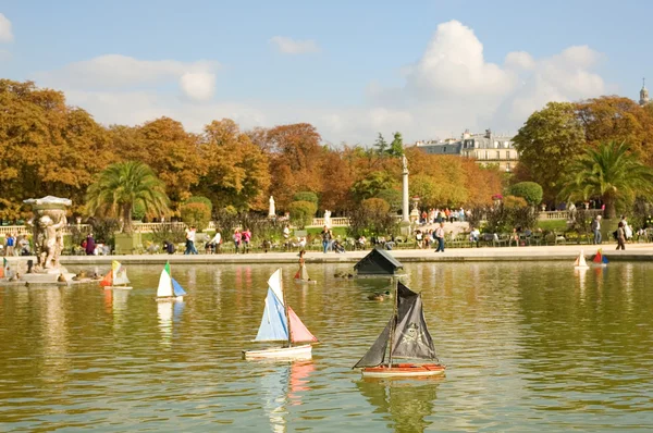 Spielzeugboote im luxemburgischen Garten — Stockfoto