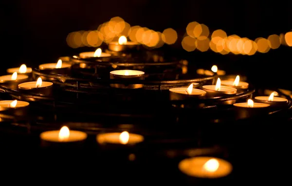 교회에서 많은 레코딩 촛불 — 스톡 사진